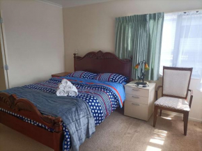 Queen bedroom2 near Half Moon Bay, Auckland